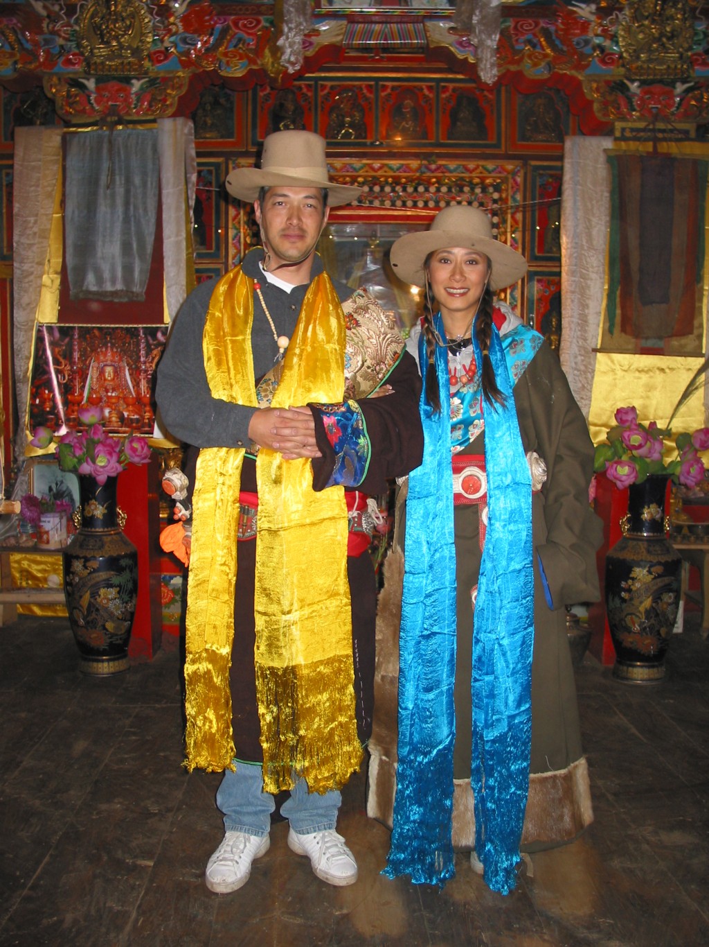 张天爱和丈夫罗素赴西藏行密宗婚礼。