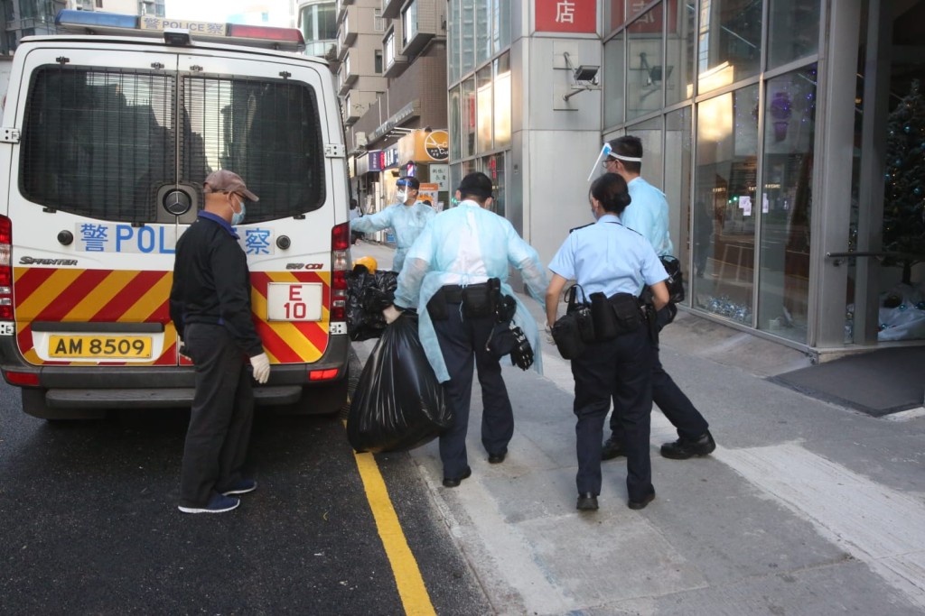 警方檢走證物。