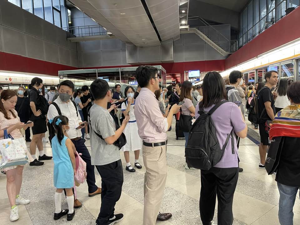 東涌綫荔景站大排長龍。青衣街坊吹水會FB