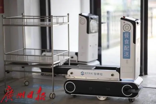 餐食配送機械人正在各樓層間穿梭測試。（廣州日報圖片）
