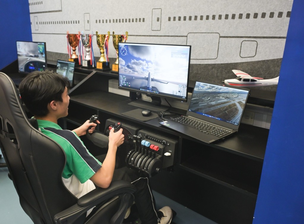 培基書院的Aviation Lab 「航空實驗室」，讓學生體驗模擬駕駛飛機，提升他們對航空知識和相關行業的興趣。