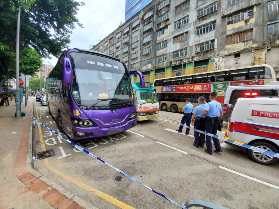 旅遊巴司機與小巴司機疑因爭路起爭執。蔡楚輝攝
