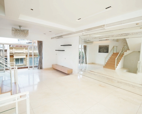 这是比华利山别墅湖景道单号屋，实用面积1902方呎，现叫价2800万。