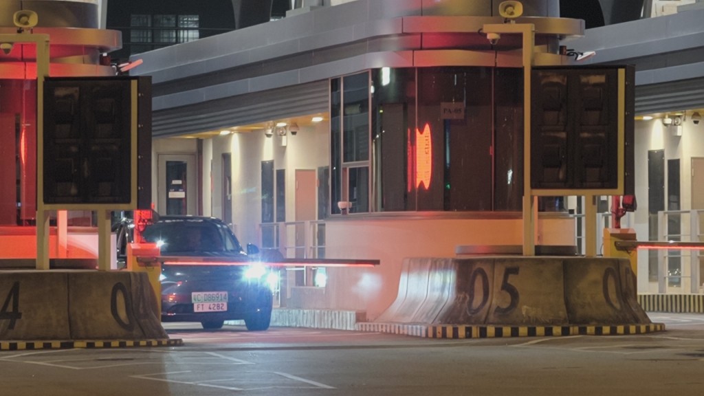 首批「粵車南下」旅客凌晨時分抵港。黎志偉攝