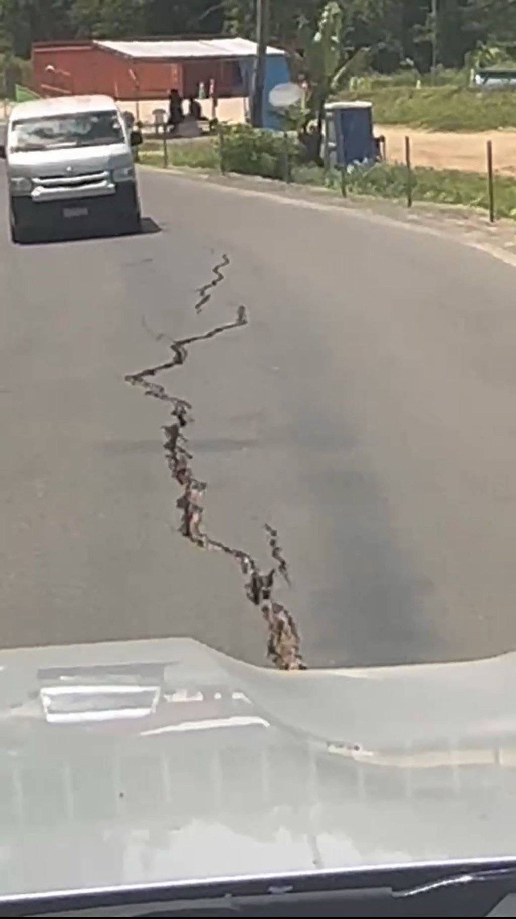 維拉港發生地震情，道路甚至龜裂。（新華社）