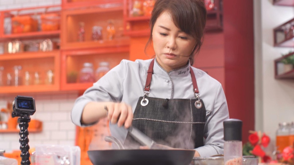 首次比賽嘅菲菲好緊張，仲落漏咗鹹蛋黃，要老公到場為她打氣。