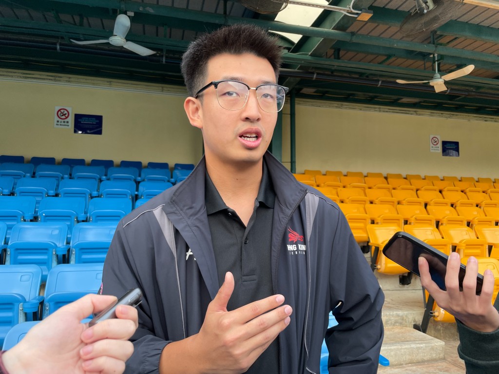 男队教练周旨航力赞一班年轻球员。徐嘉华摄