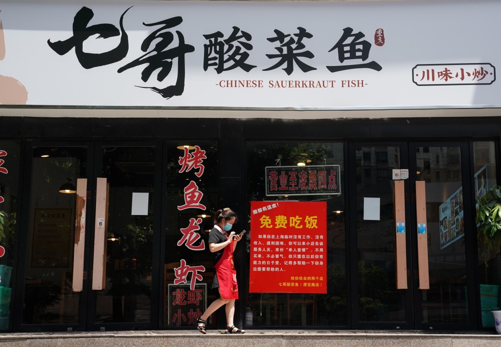 上海川菜门店数量也逐年增长，图为上海市徐汇区漕宝路上有一家川菜小馆「七哥酸菜鱼」。 新华社