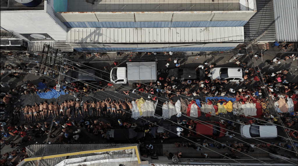 巴西警方周二(28日)清晨展開針對知名犯罪組織「紅色司令部」(Comando Vermelho)的聯合剿匪行動,在里約多處貧民窟與毒梟激戰超過12小時,最終釀成至少132人死亡。路透社 巴西警方周二(28日)清晨展開針對知名犯罪組織「紅色司令部」(Comando Vermelho)的聯合剿匪行動,在里約多處貧民窟與毒梟激戰超過12小時,最終釀成至少132人死亡。路透社