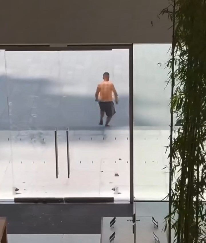 男子疑見到玻璃門僅出現裂痕未被砸破，立即轉身離開。網上片段截圖