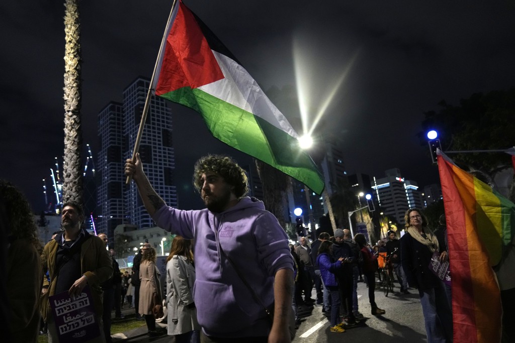 有示威者举著一面巴勒斯坦国旗。美联社