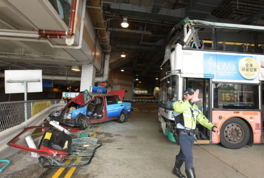 巴士上層亦撞向一幅牆身,車頂嚴重變形。黃文威攝