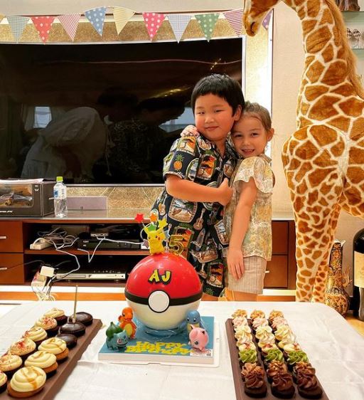 跟小朋友攬頭攬頸影相留念。