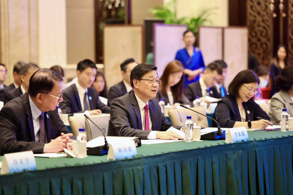 李家超今日(六月二十二日)在福建出席閩港高層會晤暨閩港合作會議第五次會議並致辭。 李家超今日(六月二十二日)在福建出席閩港高層會晤暨閩港合作會議第五次會議並致辭。