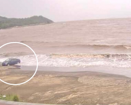 澳門海事局的實況影像顯示,相關車輛非常接近海邊,被海浪不斷拍打。網上圖片