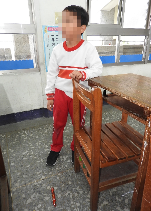 台灣南投小學生在教室驚揭大陸製火腿腸。網上圖片