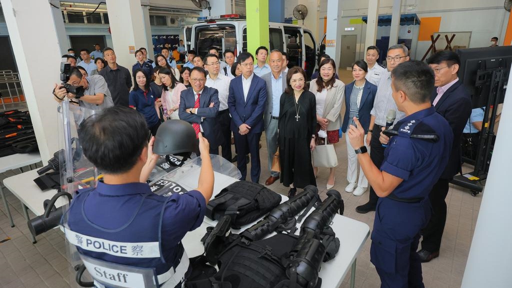 监警会参观少年警讯永久活动中心暨青少年综合训练营，与冲锋队前线警务人员交流。监警会提供