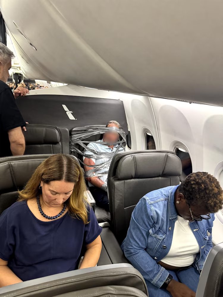美國航空客機有乘客發狂打罵咬人,遭索帶膠紙五花大綁。 X 美國航空客機有乘客發狂打罵咬人,遭索帶膠紙五花大綁。 X
