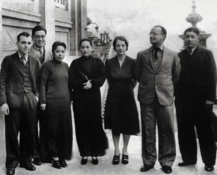 宋慶齡(右四)與保衛中國同盟中央委員會委員合影。 宋慶齡(右四)與保衛中國同盟中央委員會委員合影。