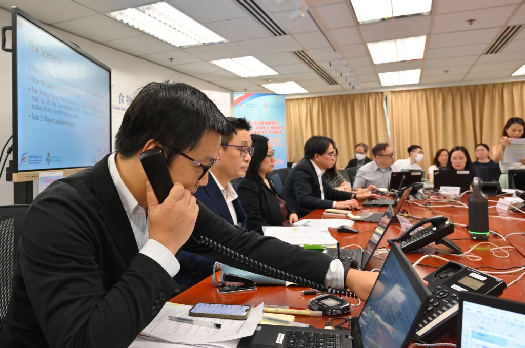 緊急協調中心人員模擬在賽事期間接獲涉及運動會相關人員的懷疑食物投訴及中毒個案，並按十五運會和殘特奧會突發食物安全事件應變計劃採取應對措施。政府新聞處
