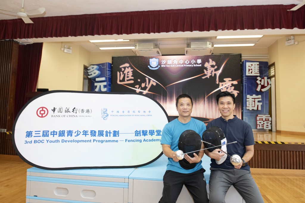 沙頭角中心小學校長林錦鴻(右)與學校活動主任及體育科科主任林慶祥(左)均表示,劍擊訓練契合校方多元育人的教學目標。 沙頭角中心小學校長林錦鴻(右)與學校活動主任及體育科科主任林慶祥(左)均表示,劍擊訓練契合校方多元育人的教學目標。