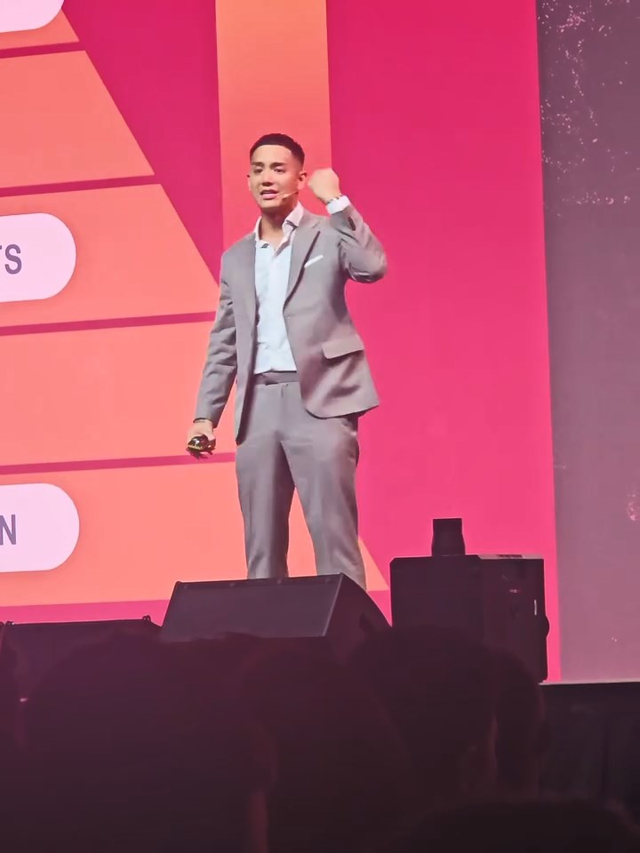 活動場面相當盛大,超過三千名觀眾聆聽施雋賢的演講。 活動場面相當盛大,超過三千名觀眾聆聽施雋賢的演講。