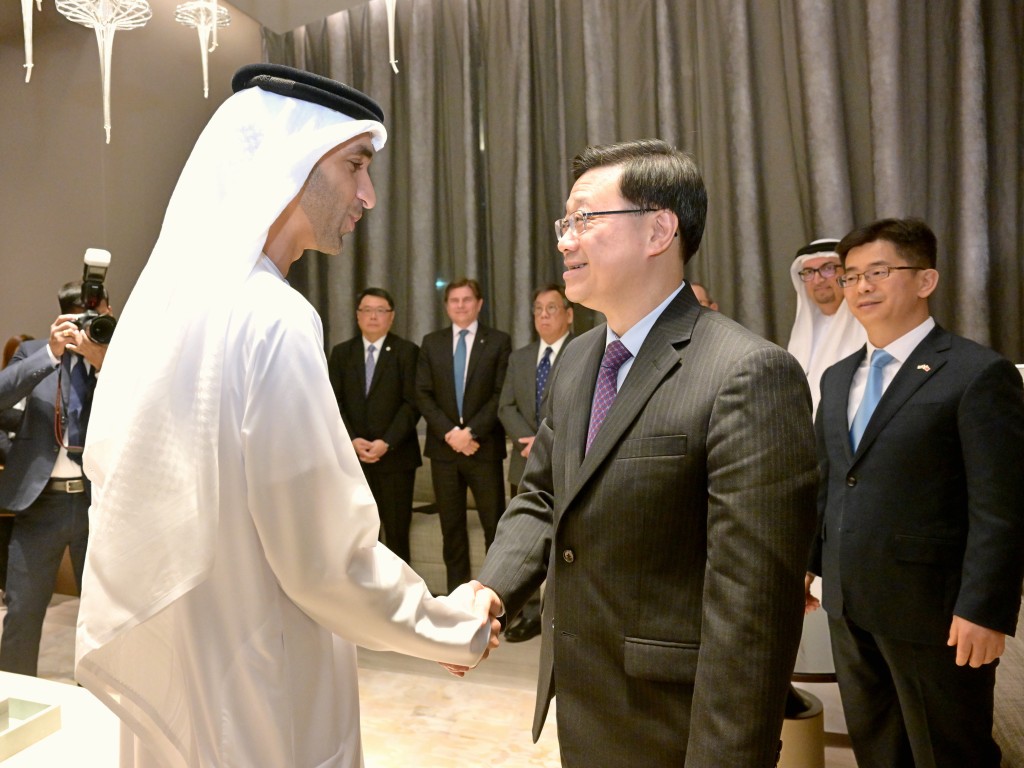 行政长官李家超（右）会见阿联酋经济部外贸国务部长（左）。政府新闻处图片