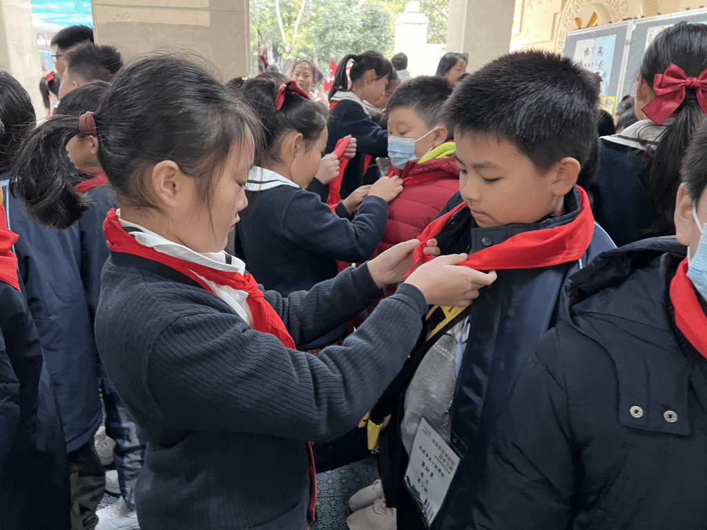 景鵬小學學生為聖十架師生佩戴紅領巾