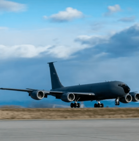 失事飞机载有6名军职人员。CBS NEWS画面截图