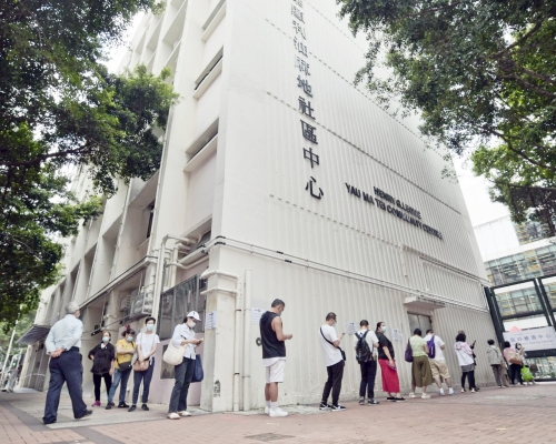 源頭不明的32歲女患者到油麻地臨時檢測中心取樣並確診。資料圖片