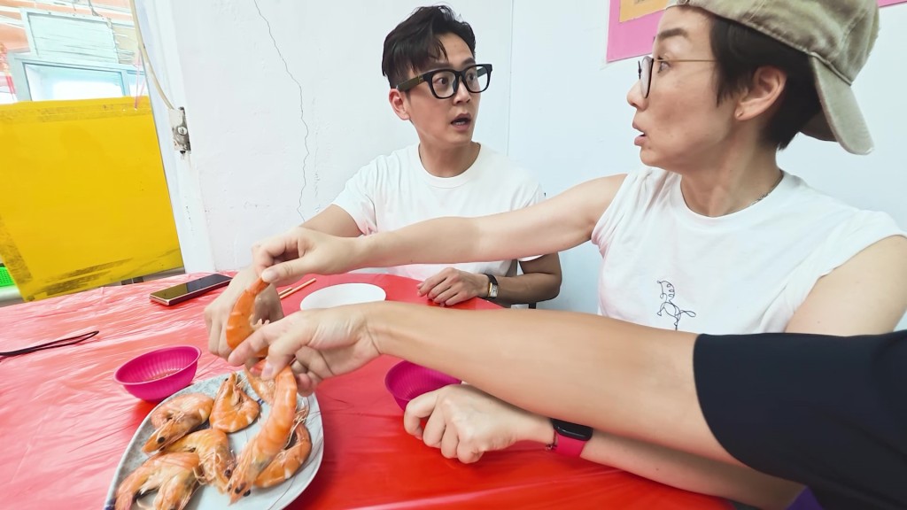 三人對白灼蝦的品質感到難以置信,蝦肉軟爛且缺乏蝦味。 三人對白灼蝦的品質感到難以置信,蝦肉軟爛且缺乏蝦味。