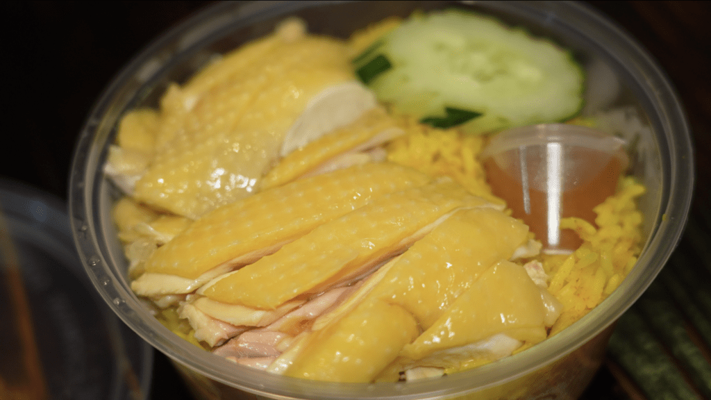 海南鸡饭鸡肉非常嫩滑，配料亦足够。