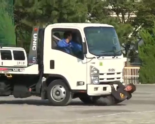學校還原車禍現場,特技演員慘被真的撞死。(網圖)