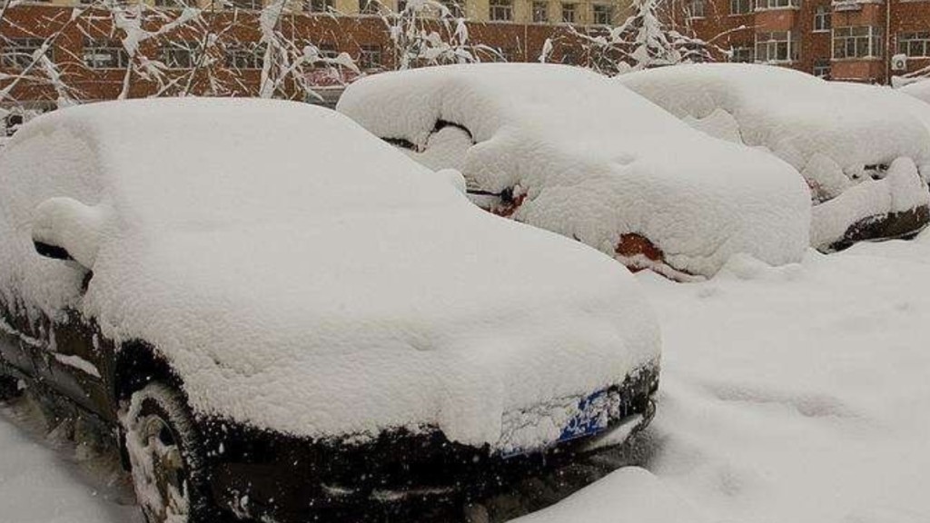汽车都被大雪覆盖。（微博）