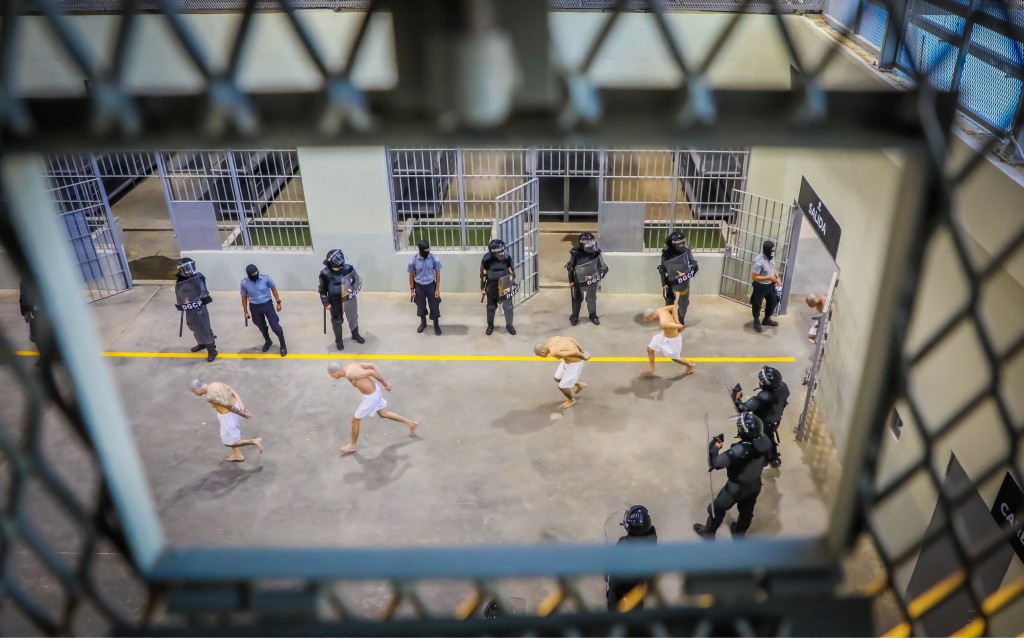 囚犯被安排進入牢房。 路透社