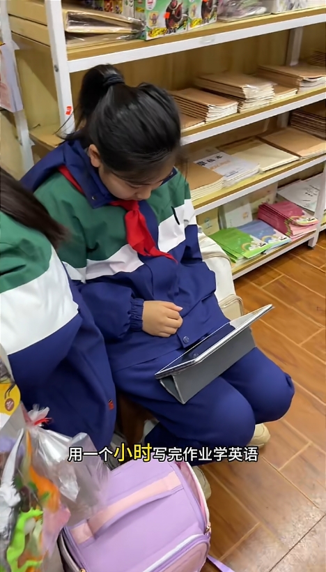 女童在自己的文具店完成功课。