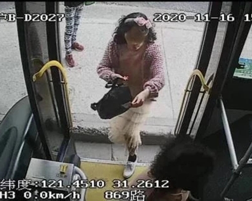 上海女乘客搭巴士拒戴口罩，車長報警。