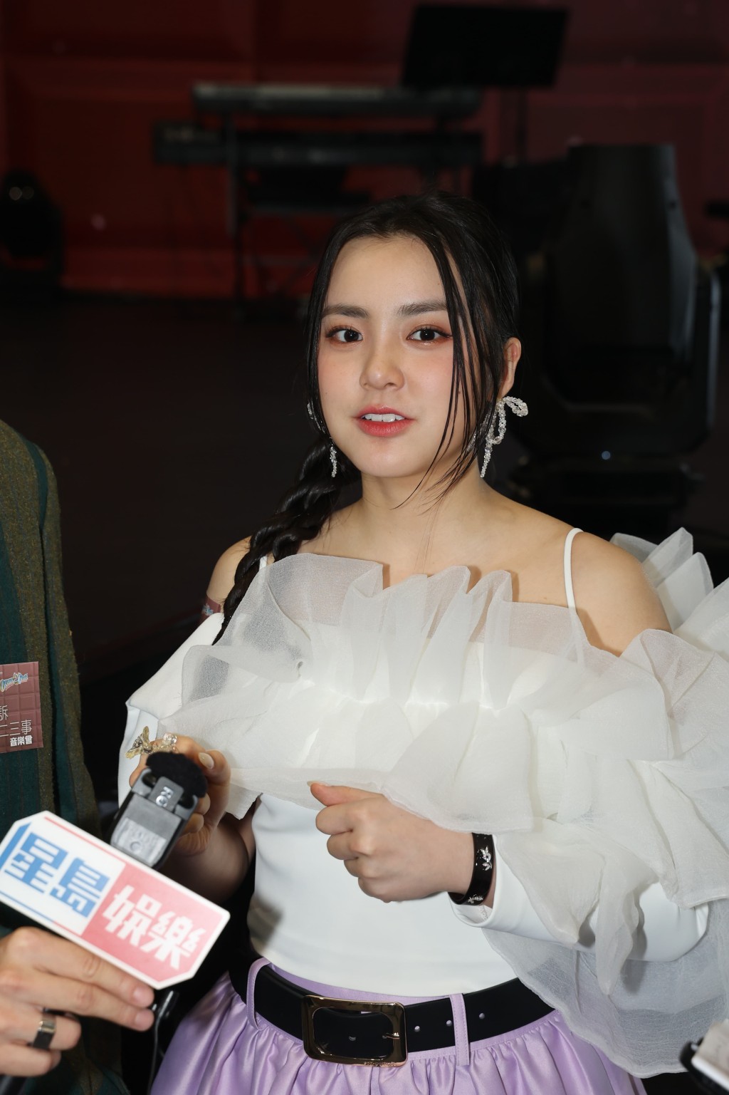 姚焯菲演出時耳機出問題。 姚焯菲演出時耳機出問題。