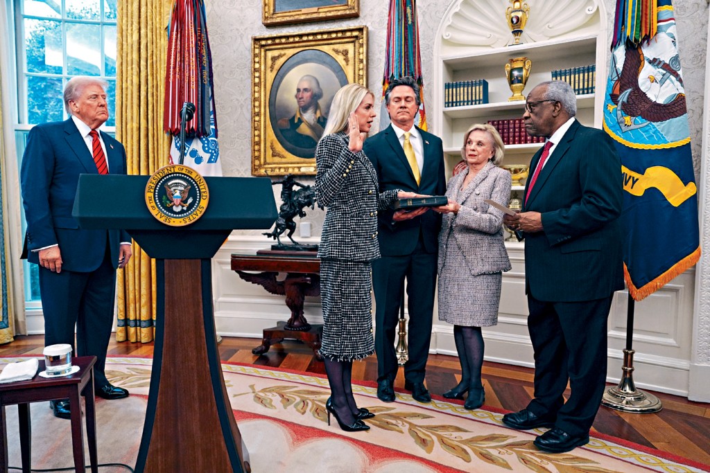 美國59歲的女司法部長邦迪周三在白宮宣誓就職，特朗普及邦迪的母親在場。