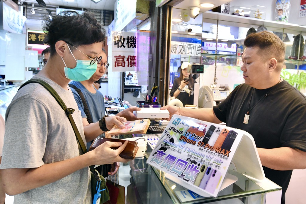 有巿民到場問價。 有巿民到場問價。