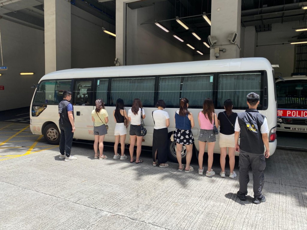 跨部門油尖打擊黑工及掃黃,拘捕26人。警方圖片 跨部門油尖打擊黑工及掃黃,拘捕26人。警方圖片
