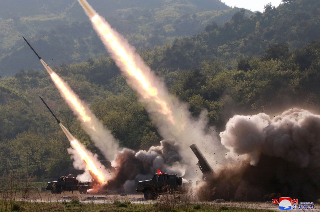 金正恩高度評價東部前線防禦部隊數日前的訓練中,圓滿完成火力打擊任務。AP