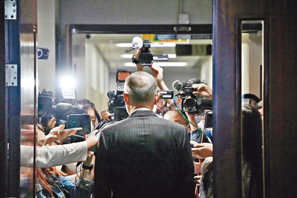 盧寵茂稱政府要依法辦事，履行抗疫責任。