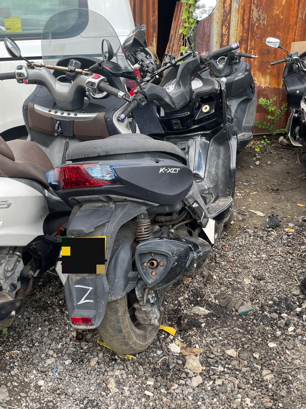 警方成功在其中一個劏車場起回一輛被盜的電單車。警方提供 警方成功在其中一個劏車場起回一輛被盜的電單車。警方提供