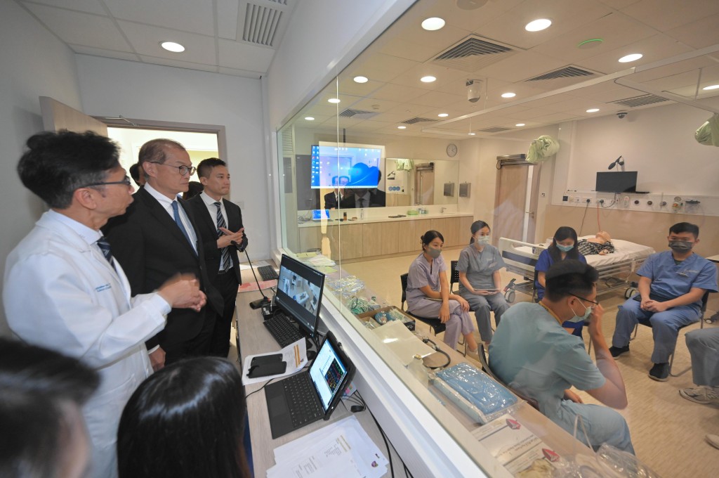 卢宠茂（左二）参观继昌堂临床技术学习中心。政府新闻处