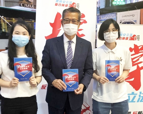 陳茂波(中)到街站支持「港區國安法」。網度