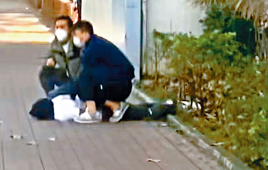 探員將一名南亞裔男子制服在地上,並鎖上手銬。