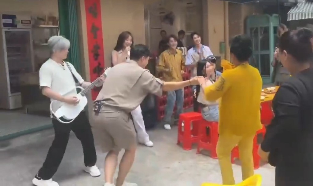 穿上咖哩黄色套装的薛家燕，在一众主持及嘉宾唱出《皆大欢喜》时，跳住舞扭著腰，在何广沛轻扶下出场，充满欢乐！