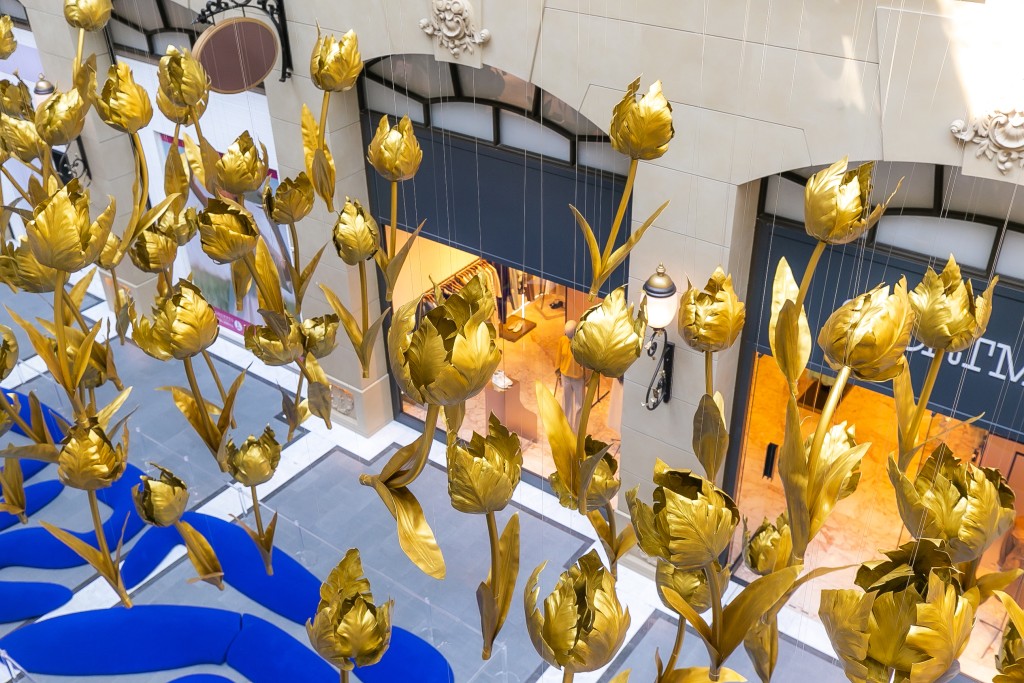 漂浮在空中的巨型金色郁金香贯穿20米长的巴黎人购物中心香榭丽舍购物大街