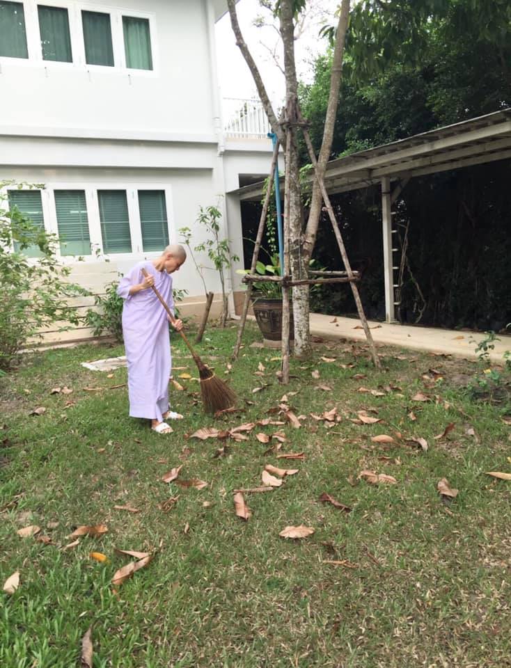 西拉米在寺院念經種菜度日。網上圖片